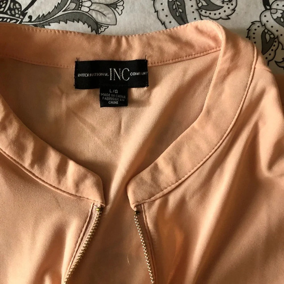 Beautiful coral blouse 👚 - Picture 2 of 5